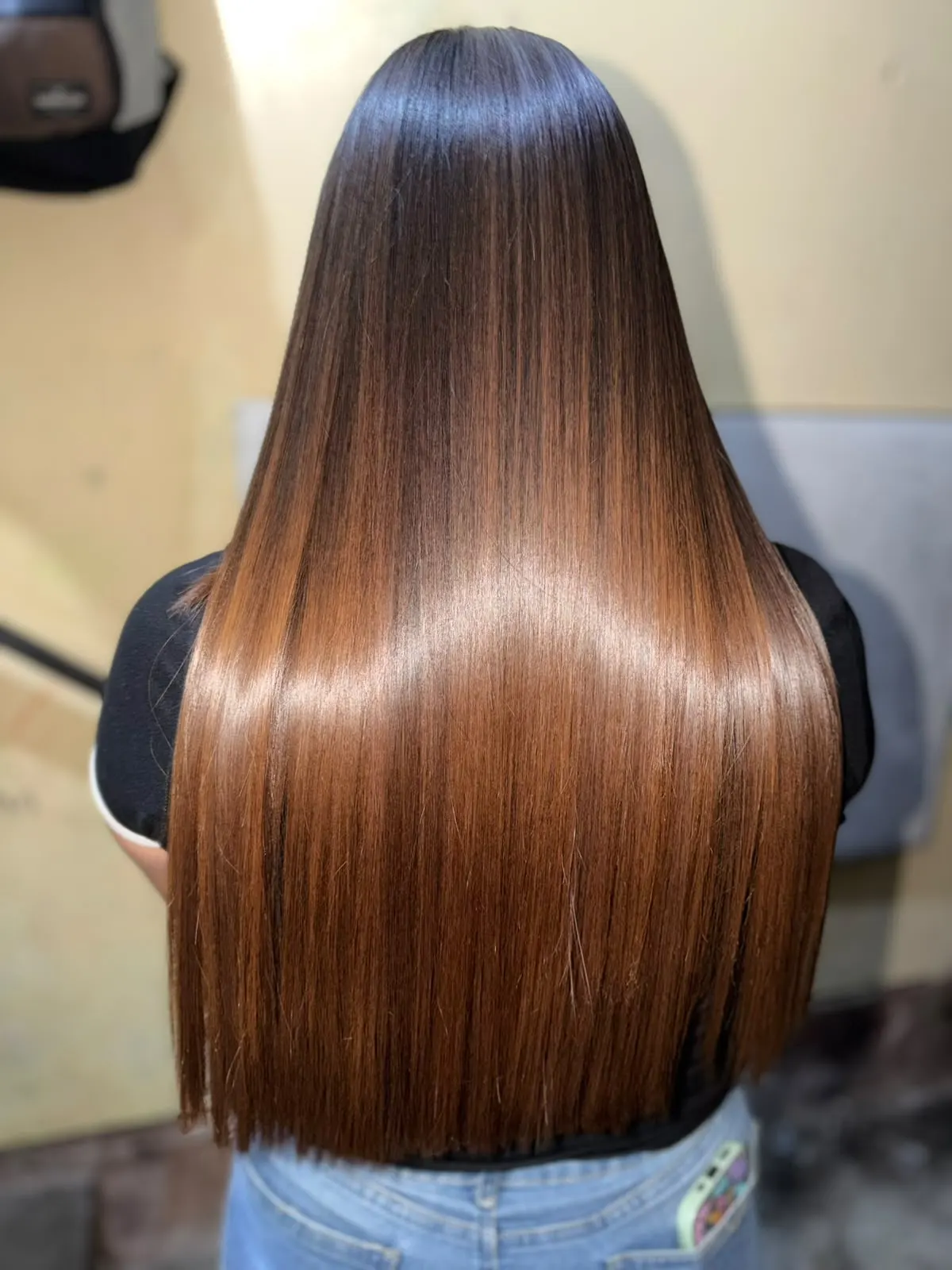 Alisado KeratinPlex en cabello largo teñido cobrizo, liso, con brillo y sin frizz, resultado real en Lima