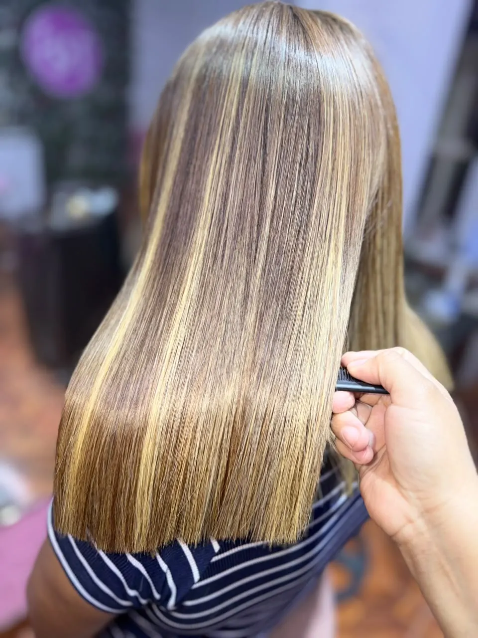 Alisado KeratinPlex en cabello con mechas rubias, vista de espalda, resultado real en Comas