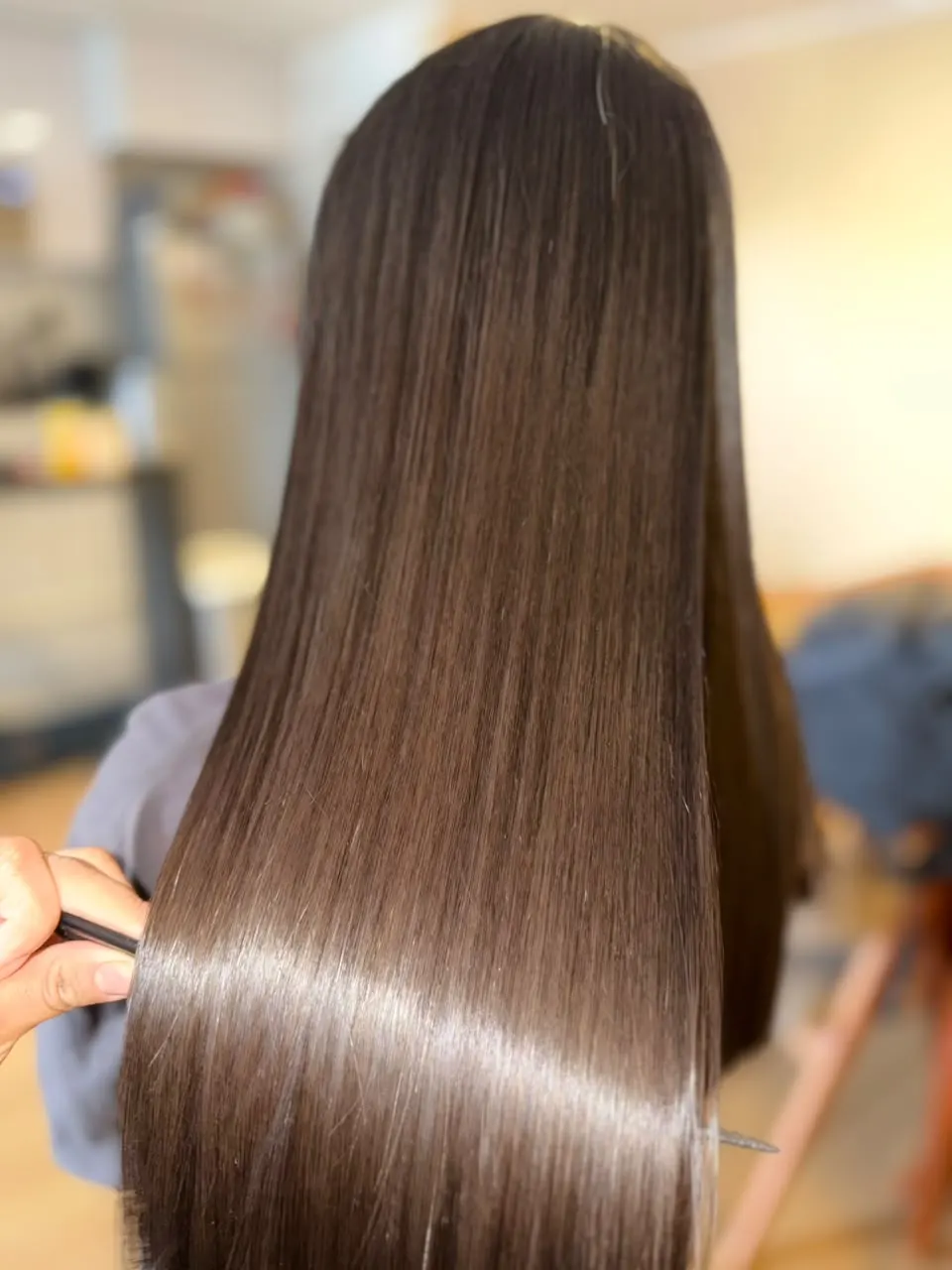 Brillo espejo en cabello castaño largo después del alisado Nanoplex en Lima