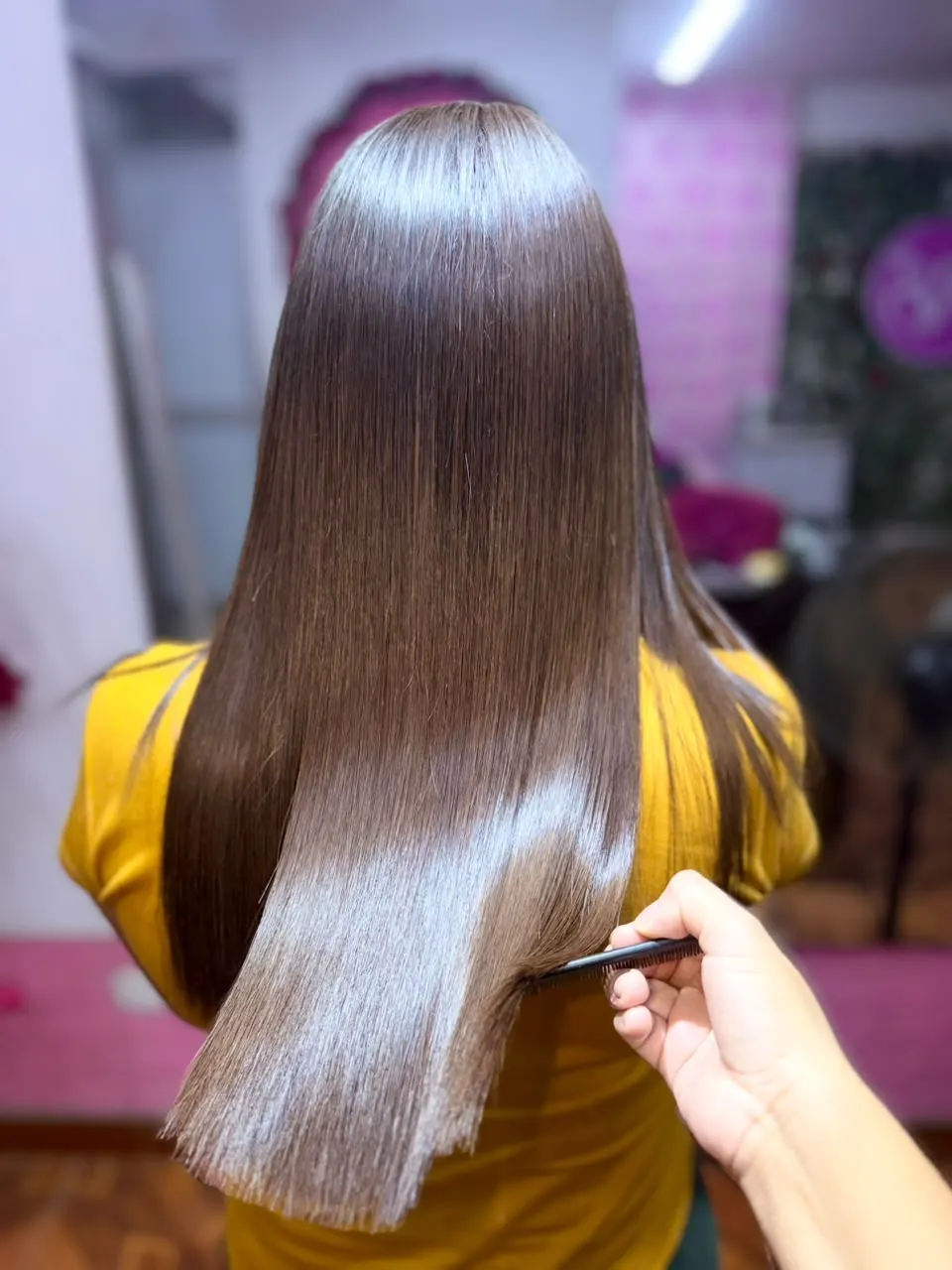Alisado Nanoplex en cabello castaño, liso y sin frizz, vista de espalda, resultado real en Comas