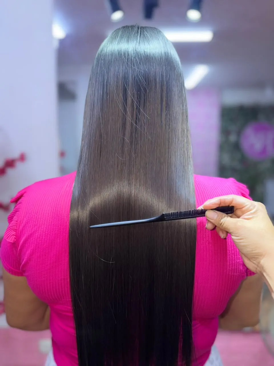Alisado Nanoplex en cabello largo oscuro con brillo espejo, vista de espalda, resultado real en Comas