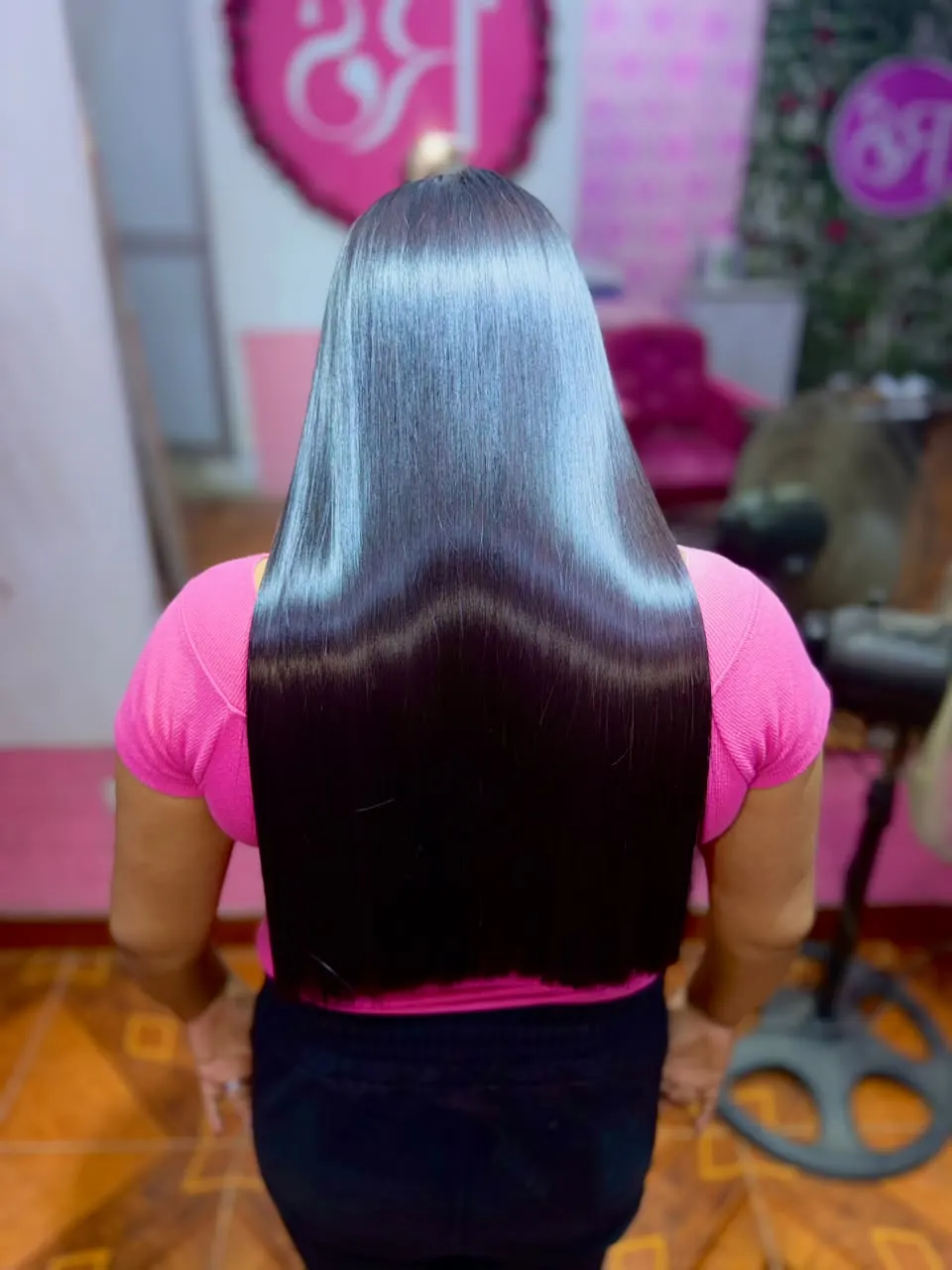 Alisado Nanoplex en cabello negro largo con brillo espejo en el salón Reinasoft de Comas, Lima